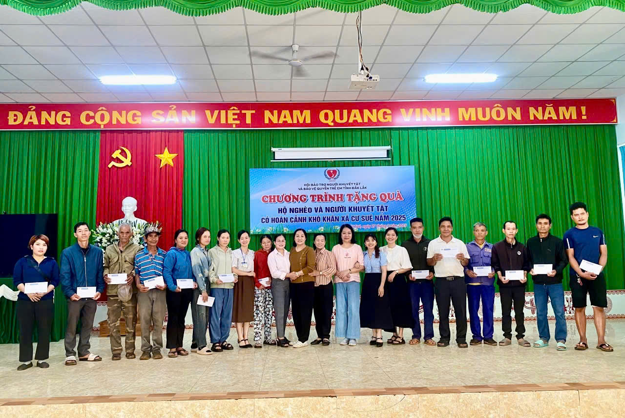 Trao quà hỗ trợ hộ nghèo, người khuyết tật